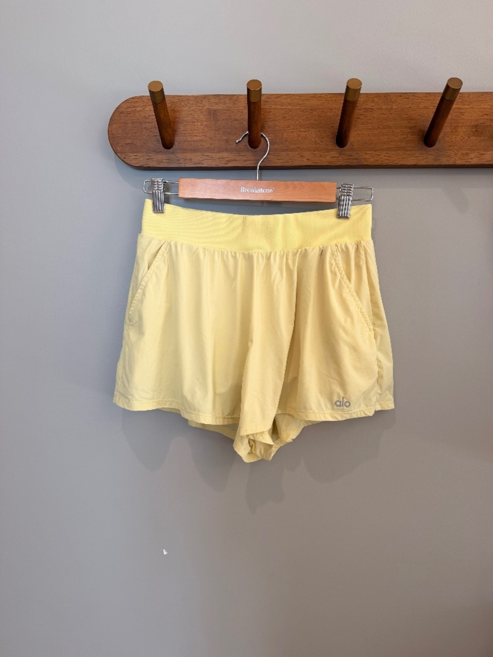 ALO breezy short in sunshine